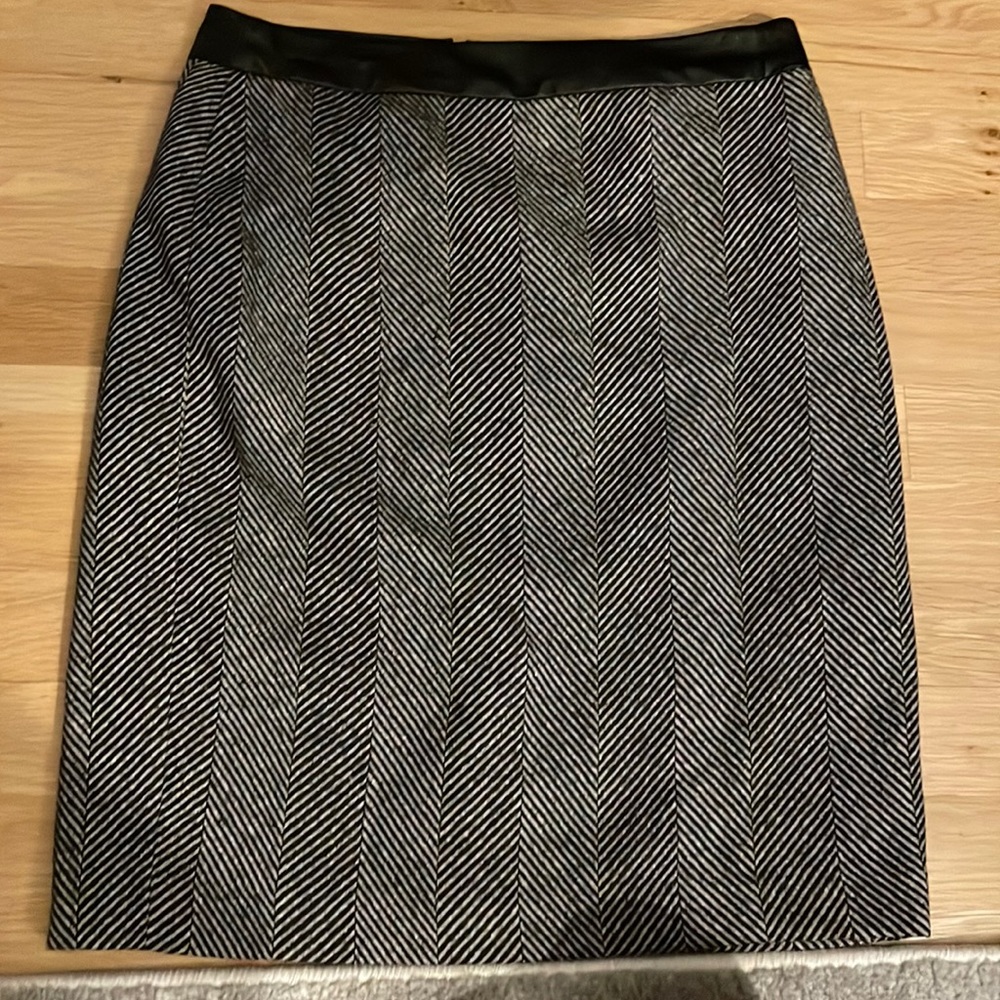 Banana Republic black & white print fitted size 0 like new!!!